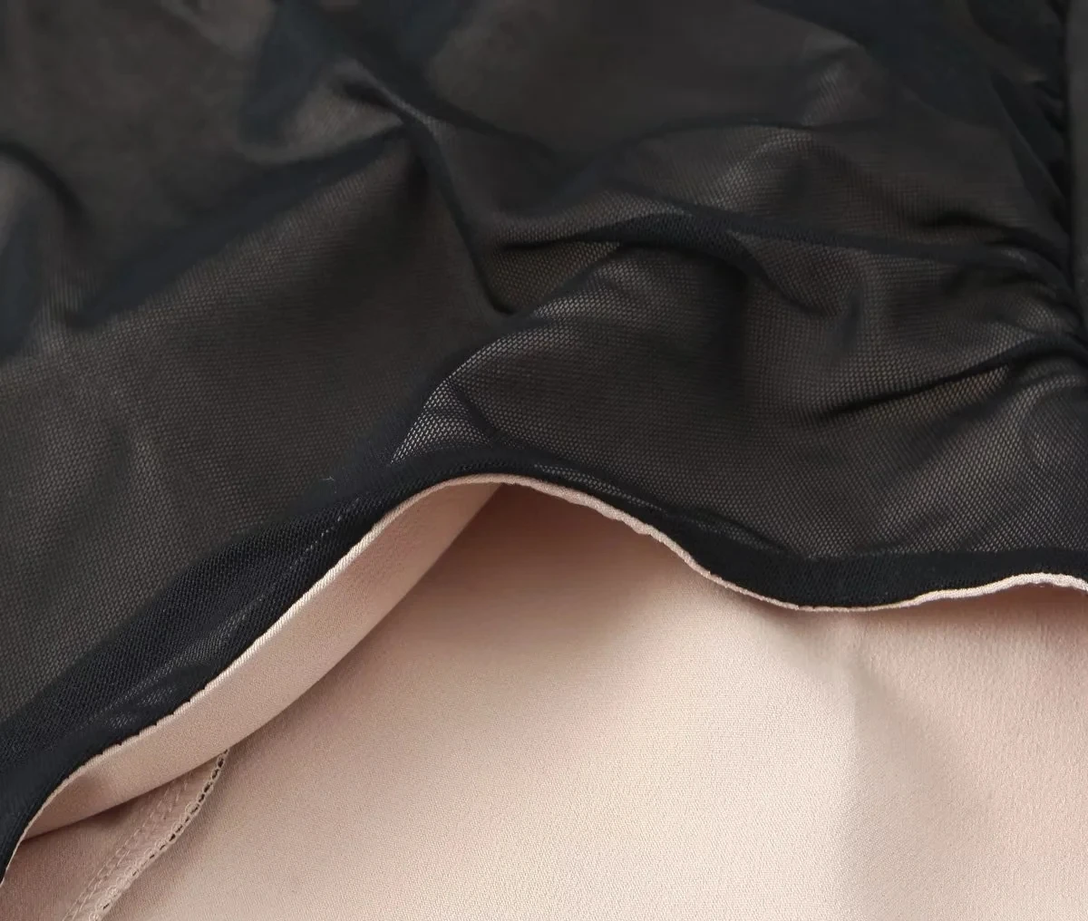 Schwarzer Netz-Bodysuit mit Rüschen und Stehkragen 33 2635205092